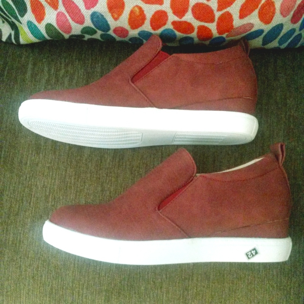 Wedge sneaker- brick red 9-9.5m